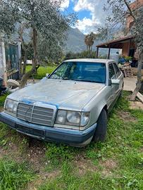 Mercedes 220E Benzina Scombio con auto moto epoca