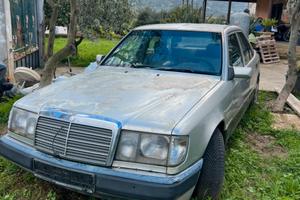 Mercedes 220E Benzina Scombio con auto moto epoca