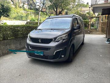 Peugeot Traveller autovettura con tetto a soffiett