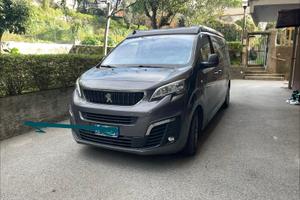 Peugeot Traveller autovettura con tetto a soffiett