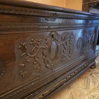 Cassapanca in legno intagliato stile rinascimental