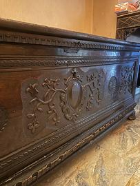 Cassapanca in legno intagliato stile rinascimental