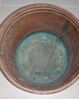 Antico paiolo in rame battuto