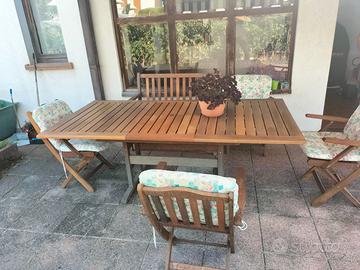 Tavolo e sedie in legno