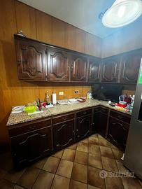 cucina in vero legno con piani in marmo