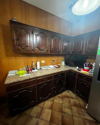 cucina in vero legno con piani in marmo