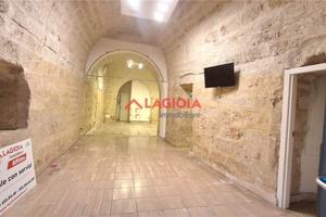 Locale commerciale angolare