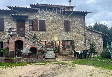 Porzione di casale vista lago con oliveto e pozzo