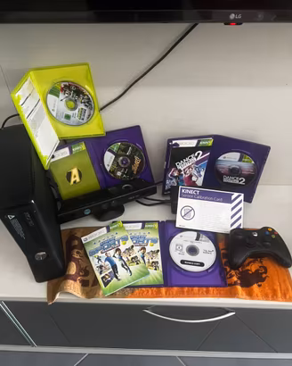 XBOX 360 SLIM 4GB + KINECT + CONTROLLER + 4 GIOCHI