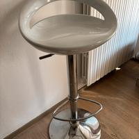 Sgabello con poggiapiedi