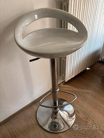 Sgabello con poggiapiedi