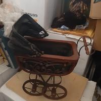 Modello carrozzina vintage per bambole.