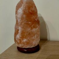 Lampada di sale rosa dell'Himalaya. 
