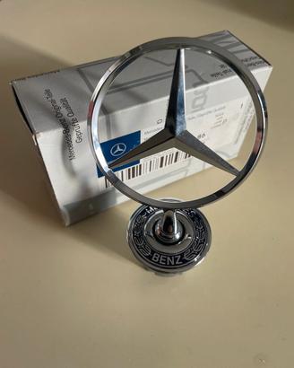 Autentico stemma del cofano Mercedes-Benz.