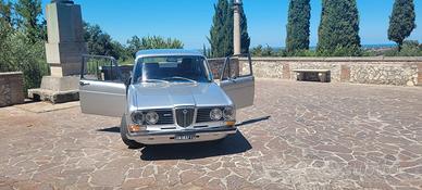 Lancia 2000 i.e. interni rossi