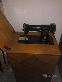Macchina da cucire con mobile