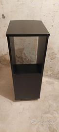 mobiletto nero con ruote.