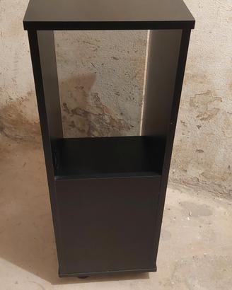 mobiletto nero con ruote.