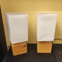 Due lampade in legno, paralume in tessuto