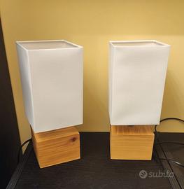 Due lampade in legno, paralume in tessuto