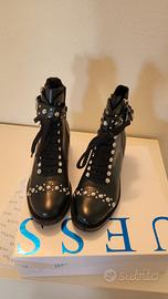 anfibi con borchie Guess 