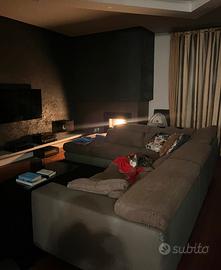 divano ad angolo in tessuto ed ecopelle