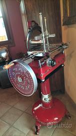 AFFETTATRICE  CON PIEDISTALLO