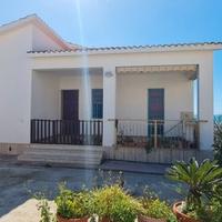 Triscina villa con giardino oltre veranda v. mare