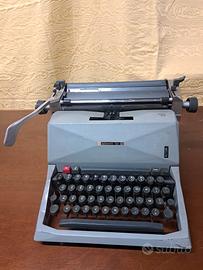 Macchina per scrivere Olivetti 82