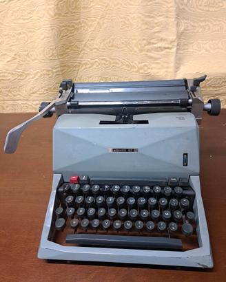 Macchina per scrivere Olivetti 82