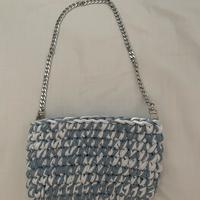 Pochette bianca e azzurra