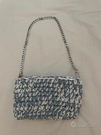 Pochette bianca e azzurra