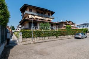 Quadrilocale con balcone e doppio garage in esclus