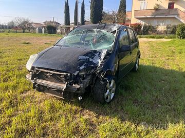 Ford Fiesta 5 serie incidentata solo 130000 km