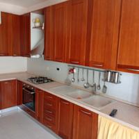 cucina con tavolo e sedie 