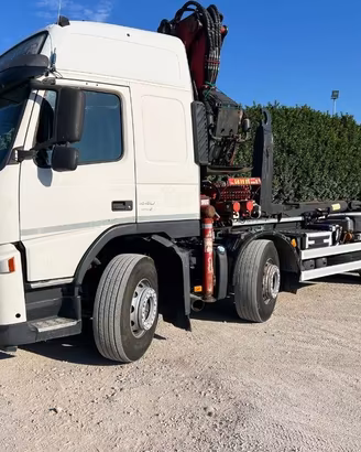 VOLVO VOLVO FM82 SCARRABILE CON GRU E POLIPO