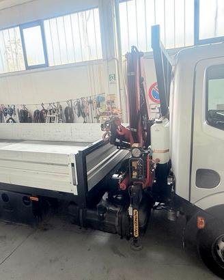Nissan Cabstar 35.13 con gru Palfinger