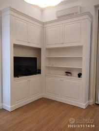 libreria ad angolo in frassino con porta tv laccat