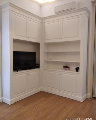 libreria ad angolo in frassino con porta tv laccat