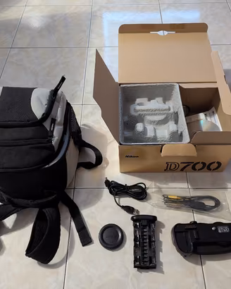 Kit Nikon D700 FF + Grip + 3 obbiettivi + Acc.