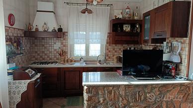  Cucina completa in legno con forno e cappa