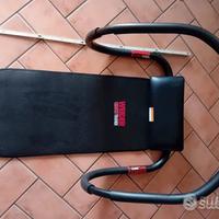 Tappetino con manubrio per addominali.