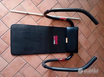 Tappetino con manubrio per addominali.