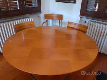 tavolo con sedie ditta Maxalto