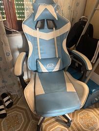 sedia da gaming blu e bianca