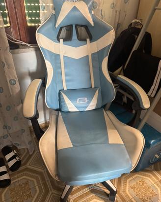 sedia da gaming blu e bianca