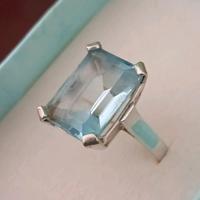 anello in oro bianco 18 kt con topazio azzurro 