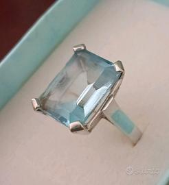 anello in oro bianco 18 kt con topazio azzurro 