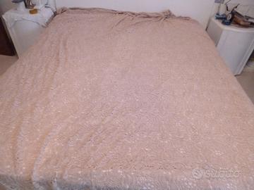 Lavoro all uncinetto copriletto