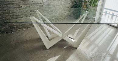 Tavolo moderno in vetro